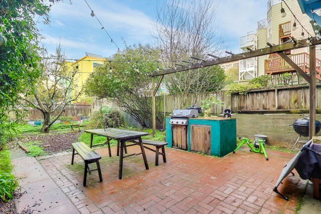 Building Photo - 2274 Fulton St