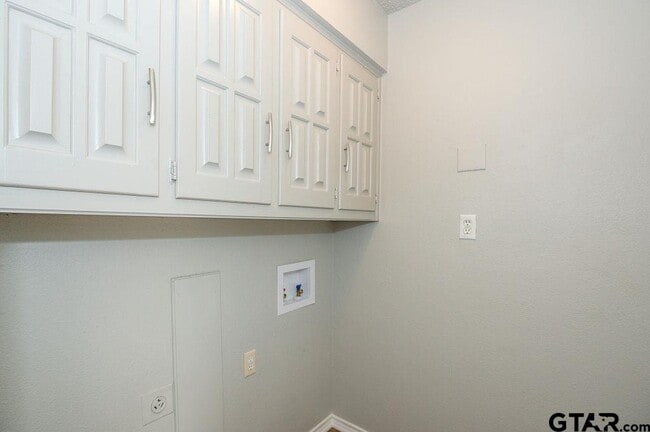 Building Photo - 5827 Hollytree Dr