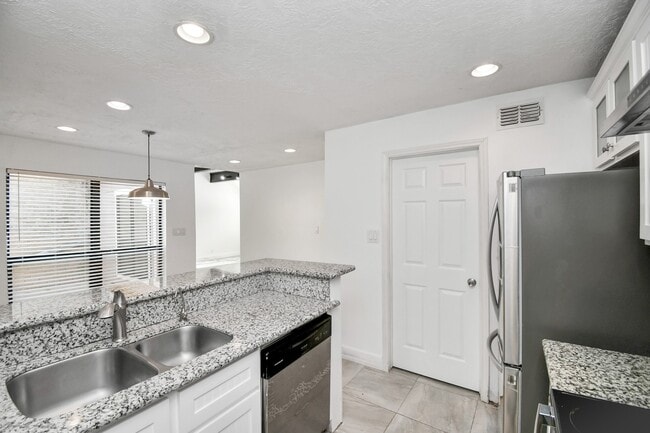 Building Photo - 8573 Wilcrest Dr