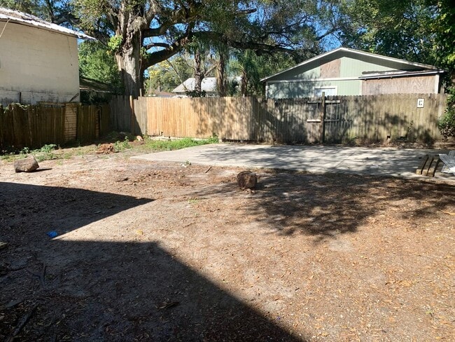 Building Photo - SPACIOUS 3 BEDROOM 1.5 BATHROOM APARTMENT ...
