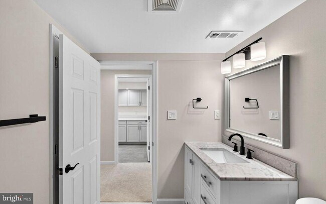 Building Photo - 1109 Hillcrest Dr SW