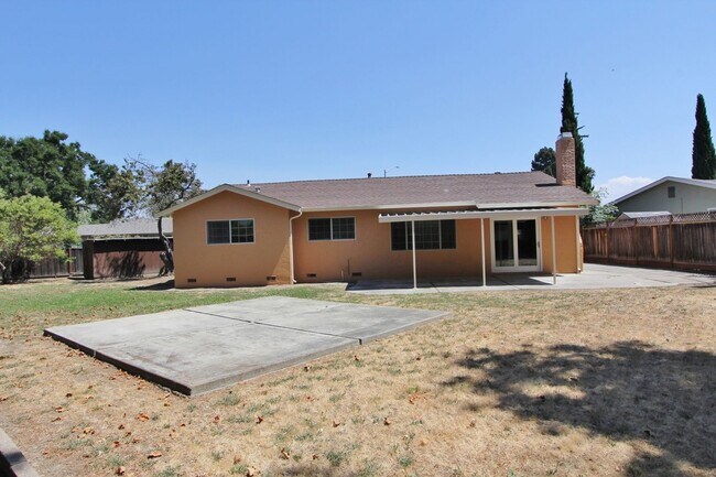 Building Photo - $3,990 - GORGEOUS FOUR BEDROOM HOME IN NOR...