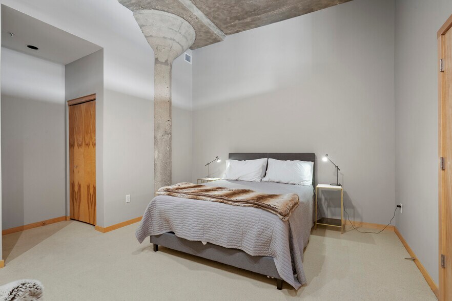 Primary Bedroom - 311 E Erie St