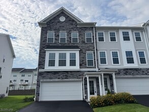 Building Photo - 71 Eastwood Ter