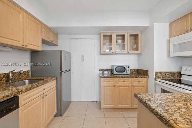 Building Photo - 3505 S Ocean Dr