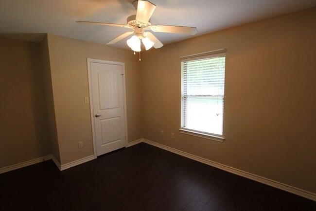 Building Photo - Gorgeous 3 Bedroom Home in The Ranch Subdi...