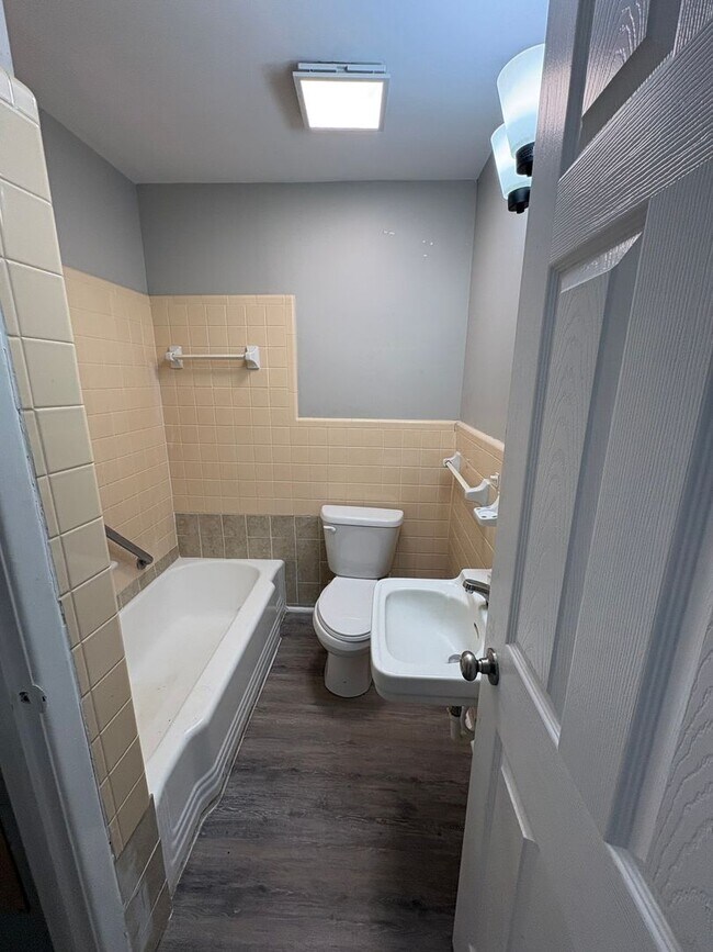 Building Photo - 3 Bed 1.5 Bath Brick House