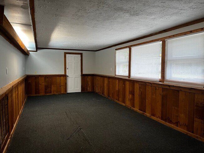 Building Photo - 3 BR 1.5 BA split-level with attached 1 car garage