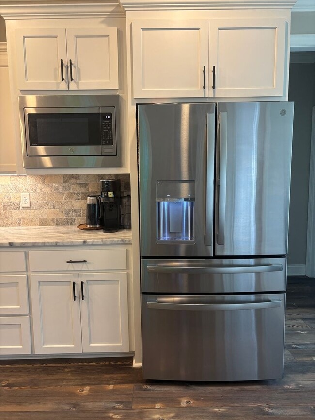 Building Photo - Spacious 4BR/3BA Creekside West Home with Screened Porch, Fenced Yard & 3-Car Garage