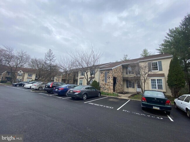 Building Photo - 240 Valley Stream Ln