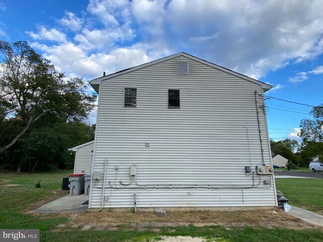Building Photo - 566 Pleasant Dr