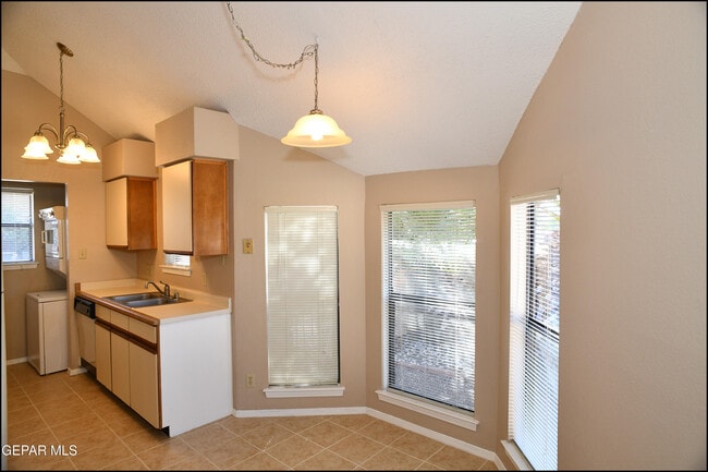 Building Photo - 813 Knorr Pl