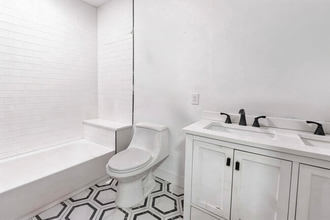 Building Photo - 721 N Wood Ave