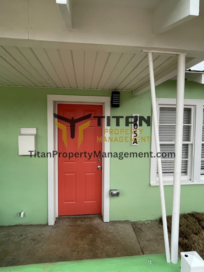 Building Photo - 1bed Renovated Downtown Duplex