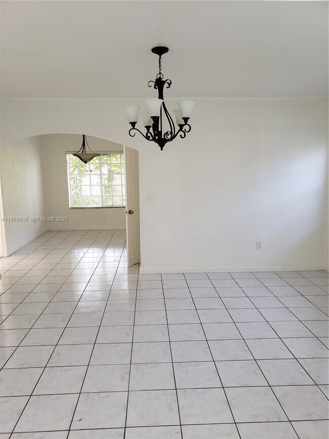 Building Photo - 6912 NE 5th Ave