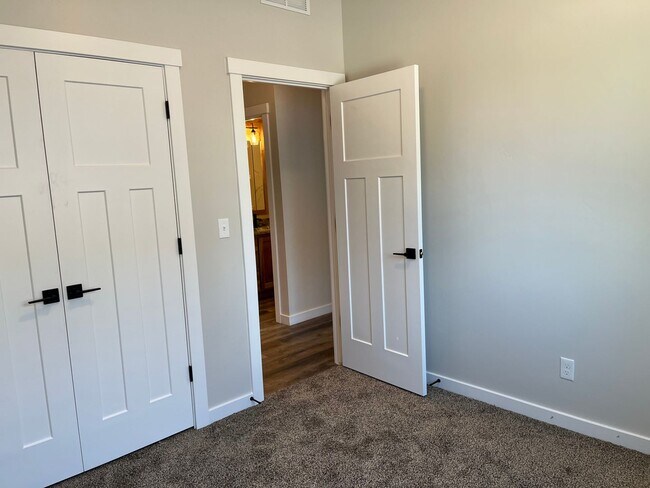 Building Photo - Available Now! Modern 3 Bedroom Townhome on the Westside of Idaho Falls!