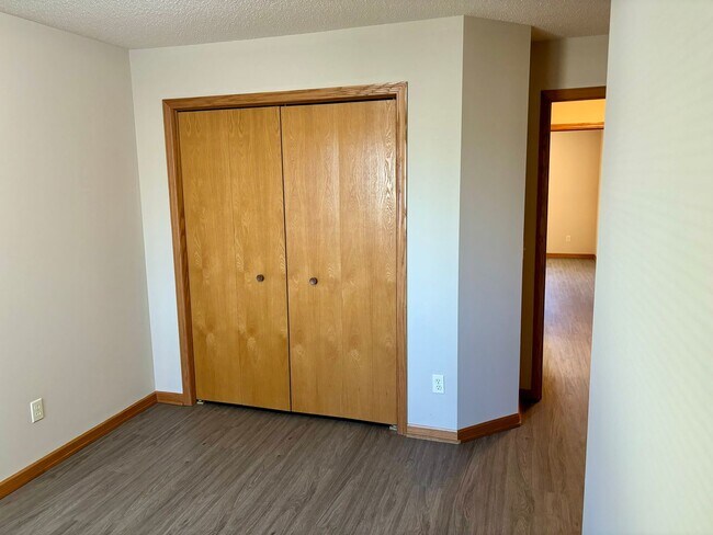 Building Photo - Updated One Level 2 Bedroom Townhome