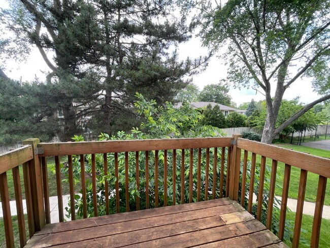 Building Photo - Private, End Unit - 2 Bed, 1 Bath Condo in...