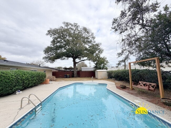 Building Photo - Beautifully Renovated 4BR Home with Private Pool in Fort Walton Beach!