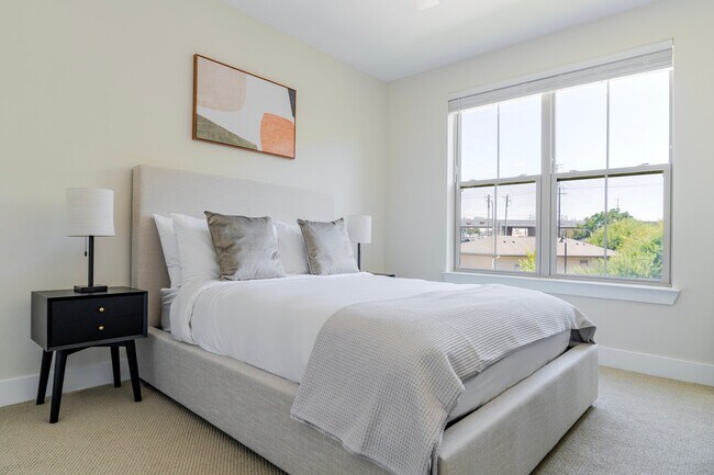 Building Photo - 1501 W Howard Ln