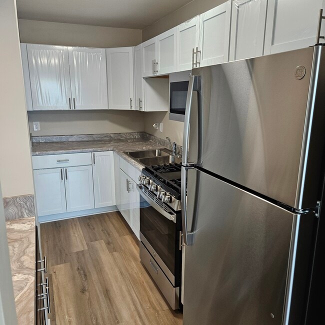 Building Photo - 5565 Allemong Dr