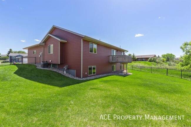 Building Photo - 564 Quinton Ln