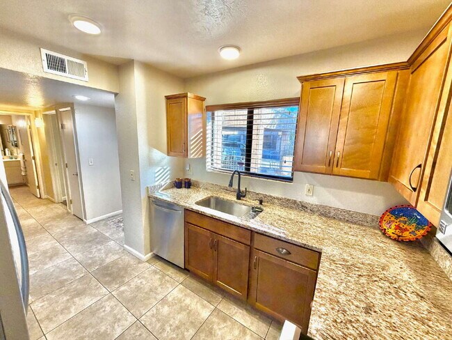 Building Photo - 2bd townhouse in Winterhaven