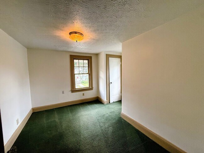 Building Photo - Four bedroom one bathroom home for rent