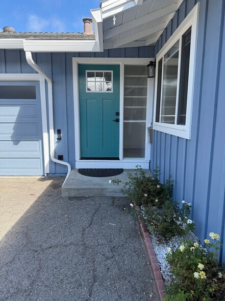 Building Photo - 1153 Sanchez Way
