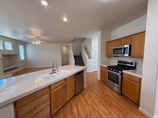Building Photo - 4-bedroom two story in Sylvan School District!