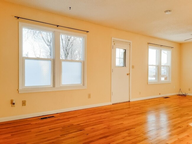 Building Photo - PET FRIENDLY 3 BED/ 2 BATH WITH GARAGE