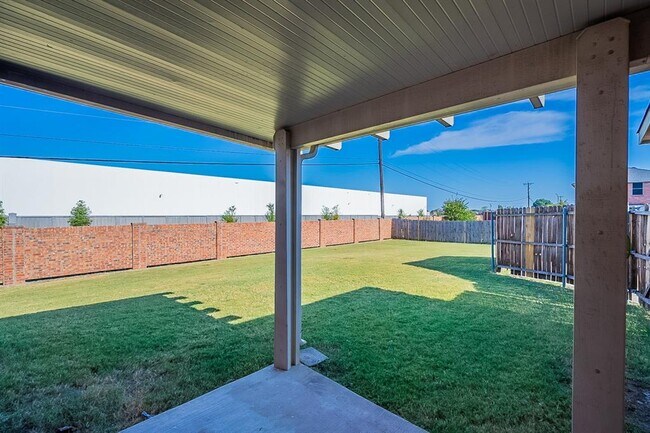 Building Photo - 1000 Bumble Bee Dr
