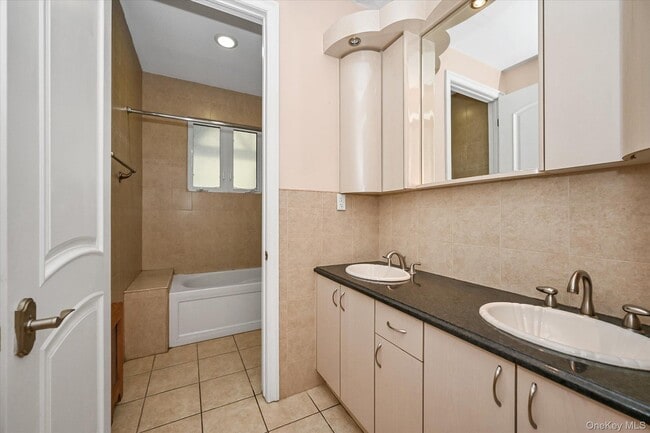 Building Photo - 77-16 Kew Forest Ln