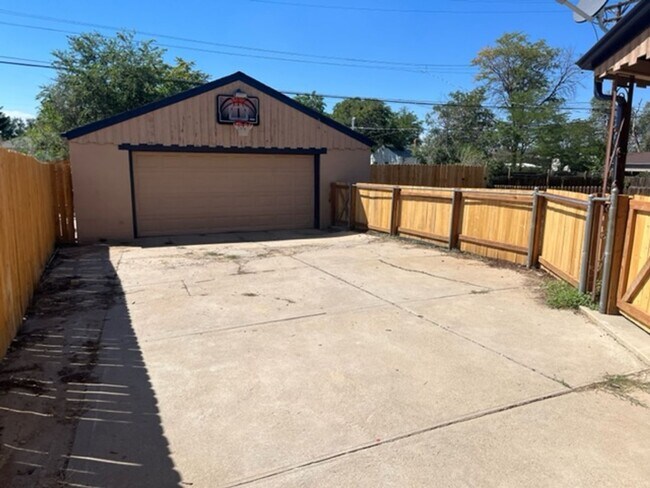 Building Photo - $0 DEPOSIT OPTION. 3BED/1BATH WITH ONE CAR...