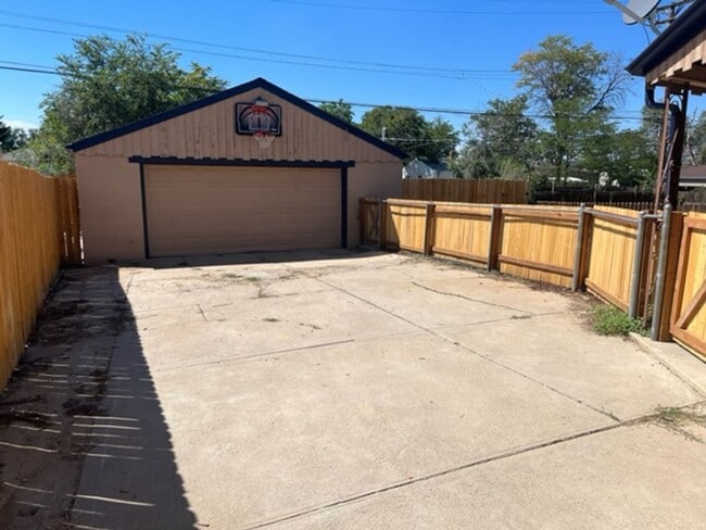 Building Photo - $0 DEPOSIT OPTION. 3BED/1BATH WITH ONE CAR GARAGE NEAR ANSCHUTZ MEDICAL CAMPUS