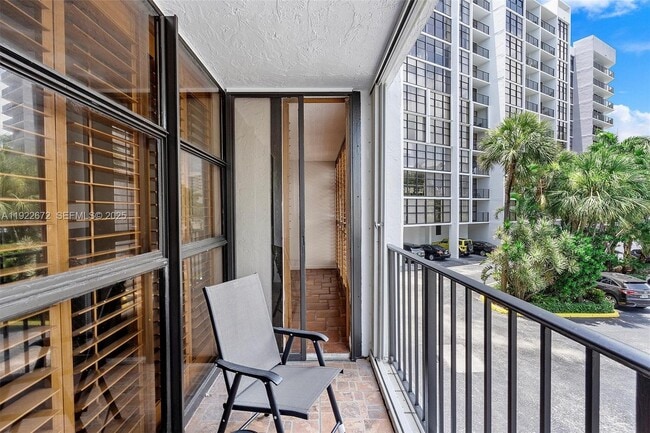 Building Photo - 600 Parkview Dr