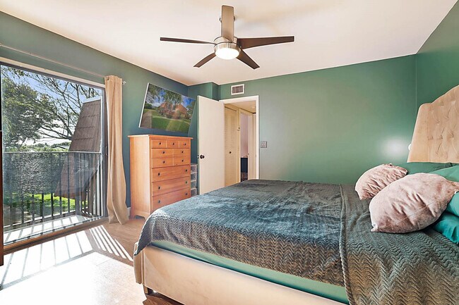 Building Photo - 2876 Waterford Dr S