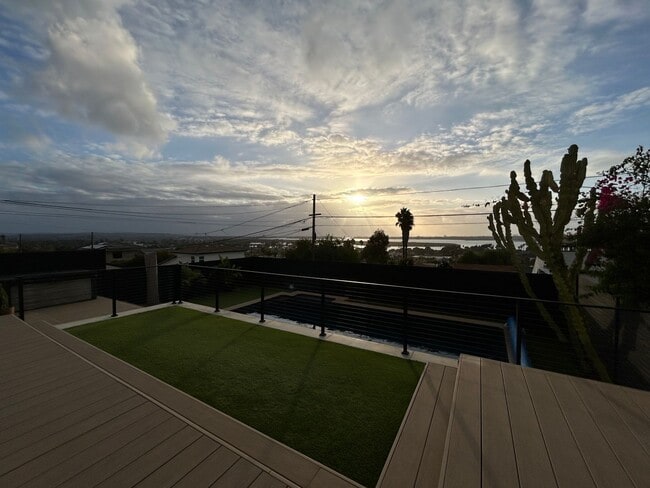 Building Photo - Stunning 3 Bedroom with Pool and Views in ...