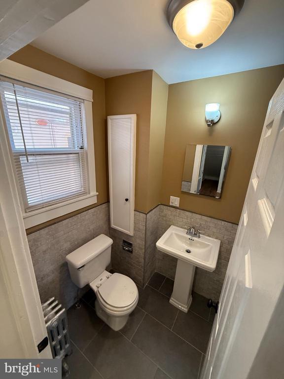 Building Photo - 214 Center St