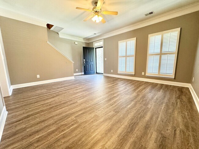 Building Photo - 3 Bed, 2.5 Bath Townhome w/ 2 Car Garage