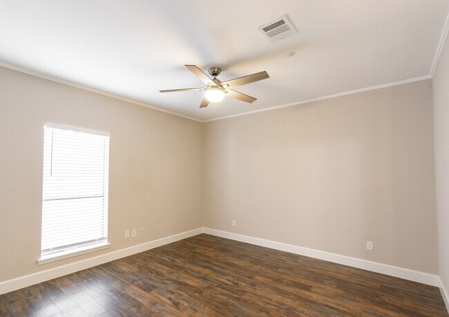 Building Photo - 401 Lakeside Ln