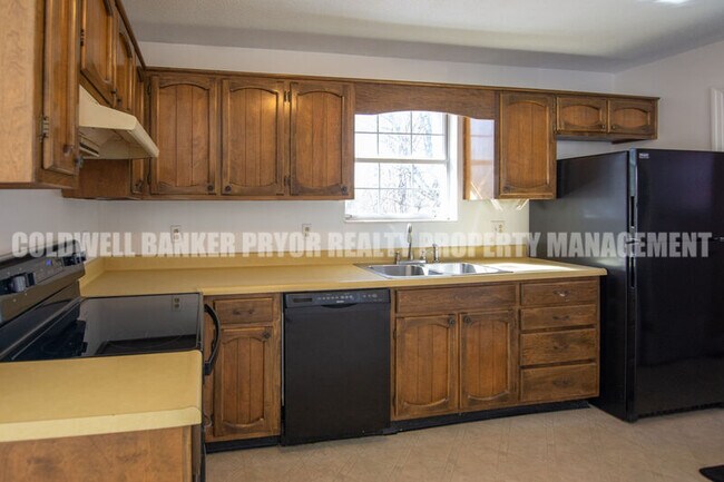 Building Photo - 598 Highland Dr