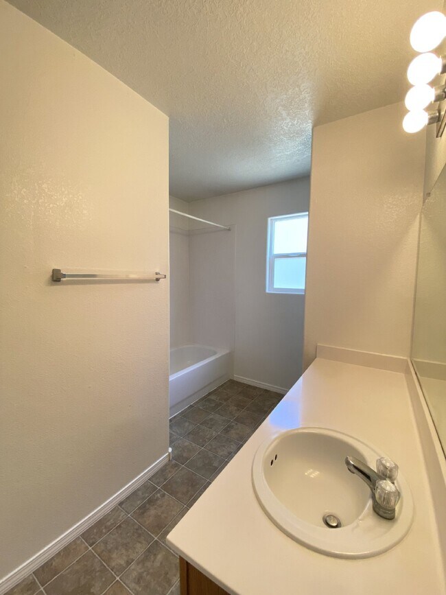 Building Photo - Spacious 3BR/2Bath/2Living - 1 Car Garage