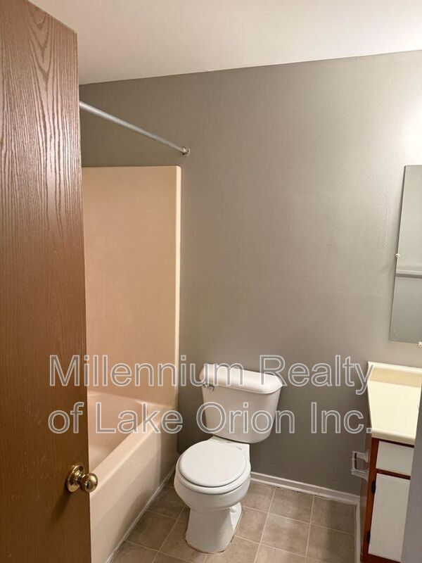 Building Photo - 25 Louck St