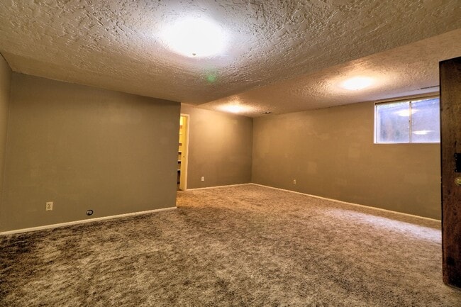 Building Photo - Large 3 bed 3 bath Condo in Provo