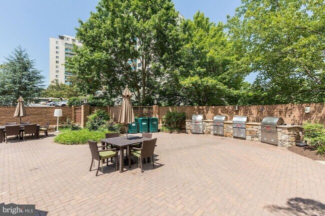 Building Photo - 10101 Grosvenor Pl