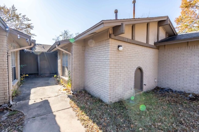 Building Photo - E 30th St Duplex