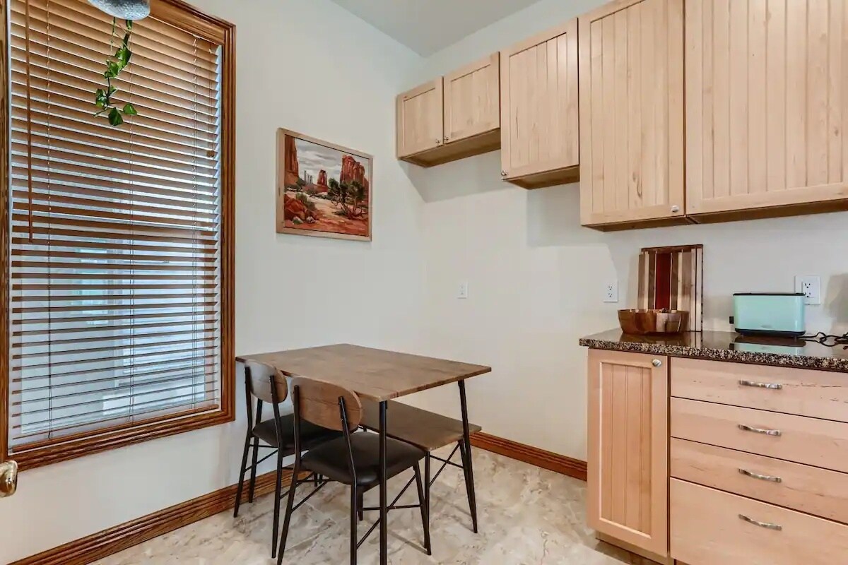 Building Photo - 973 Galapago St