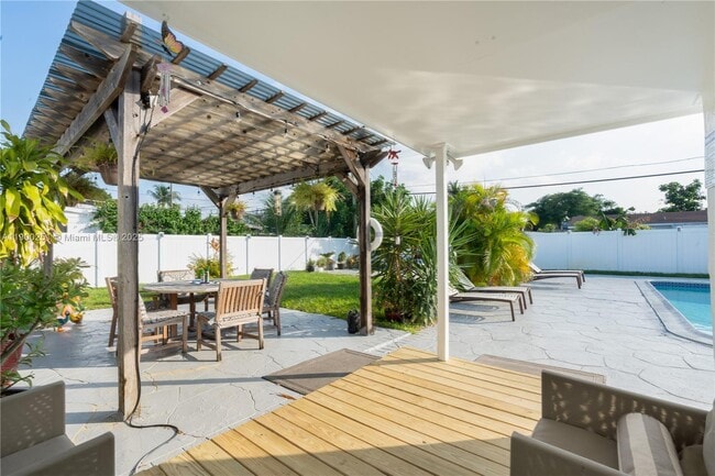 Building Photo - 6390 Plunkett St