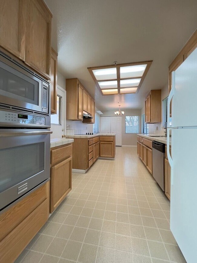 Building Photo - 64 Fountain Grove Cir